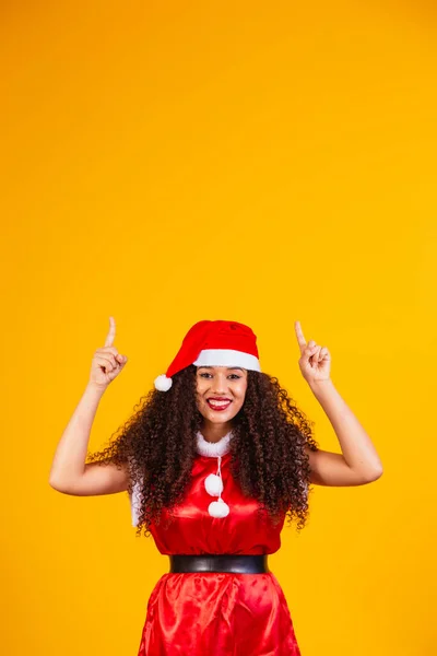 Jong Noelete Gekleed Voor Kerst Wijzend Naar Vrije Ruimte Voor — Stockfoto
