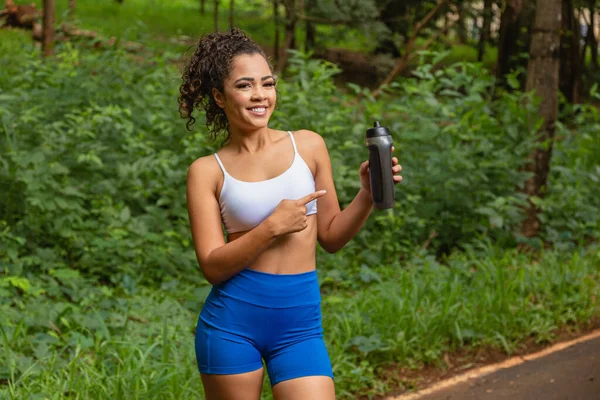 Joven Afro Mujer Parque Sosteniendo Una Botella Agua — Foto de Stock