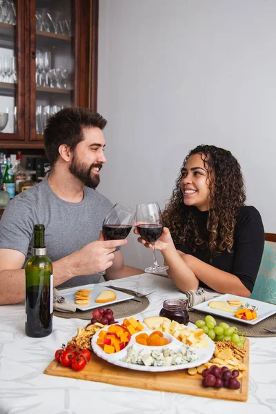 Casal Jantar Romântico Degustação Vinho Queijo Casal Com Lanches Vinho — Fotografia de Stock