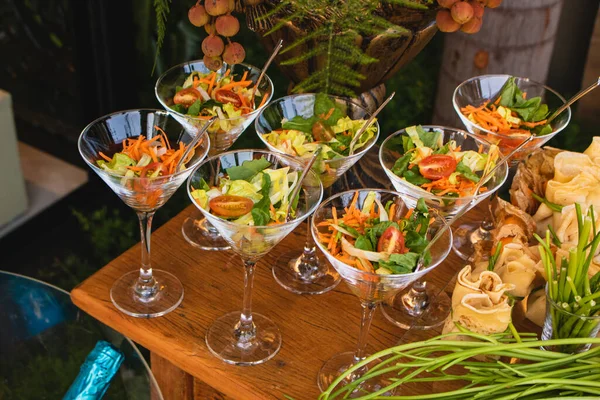 Salátové Předkrmy Malých Nádobách Ochutnávce — Stock fotografie