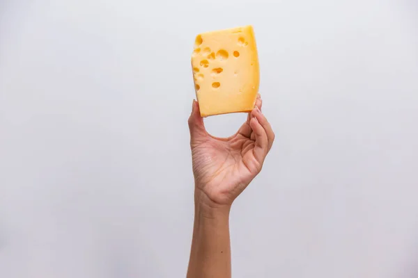 Nahaufnahme Einer Hand Die Ein Stück Elementaren Käse Hält — Stockfoto
