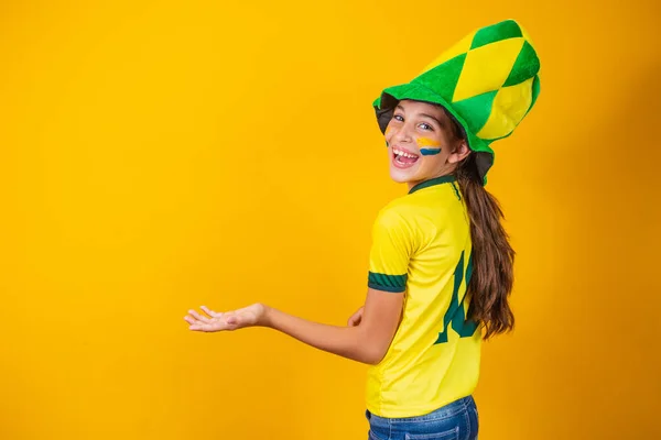 Liten Brazilian Fan Flicka Med Ryggen Gul Bakgrund Med Brazil — Stockfoto