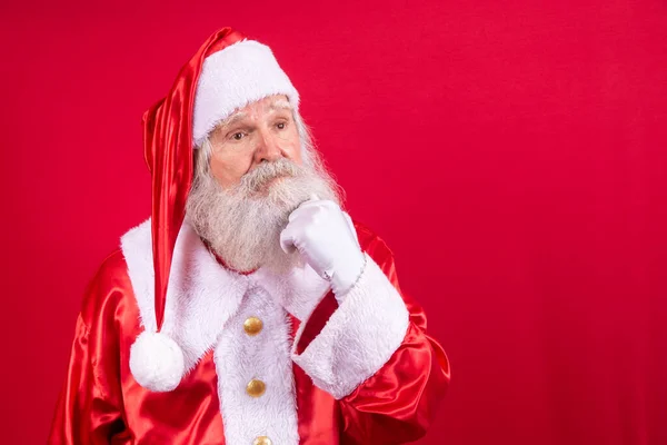 Santa Claus Reflexivo Sobre Fondo Rojo Pensamiento Real Santa —  Fotos de Stock