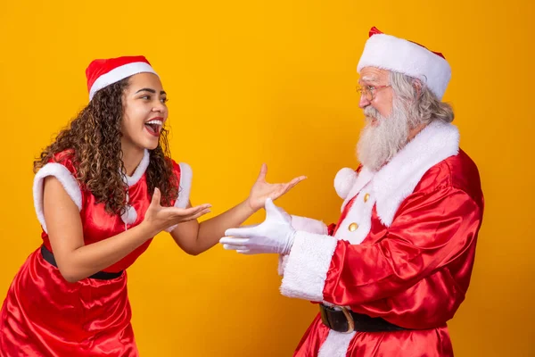 メリークリスマス 若いですNoeleteと本当のサンタクロース相互作用上の黄色の背景 — ストック写真