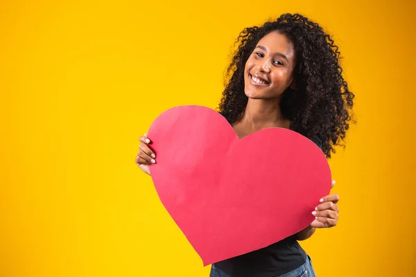 Atraente Afro Jovem Mostrando Coração Vermelho Fundo Amarelo — Fotografia de Stock