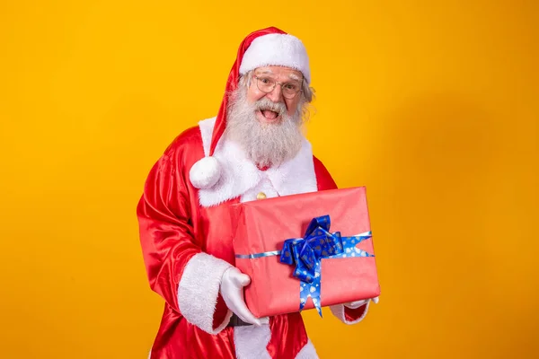 Święty Mikołaj Trzyma Pudełko Żółtym Tle Koncepcja Bożego Narodzenia Nowego — Zdjęcie stockowe