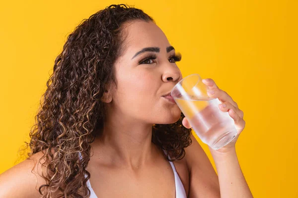 Mujer Afro Joven Bebiendo Agua Fondo Amarillo Chica Joven Con — Foto de Stock