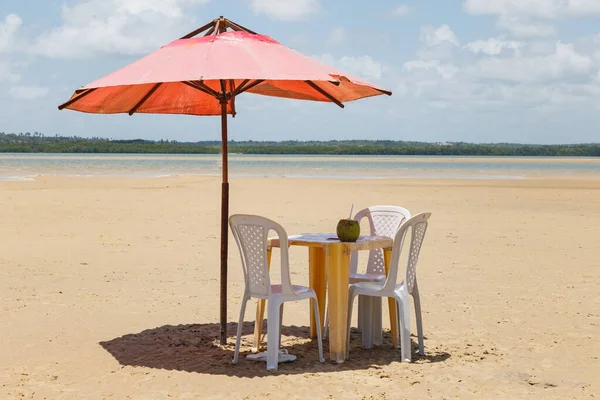 椅子和伞的照片 后面有一个池塘 假期和夏天 — 图库照片