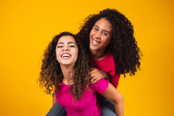 Dva Krásné Afro Přátelé Objal Koncept Nejlepších Přátel Sester — Stock fotografie