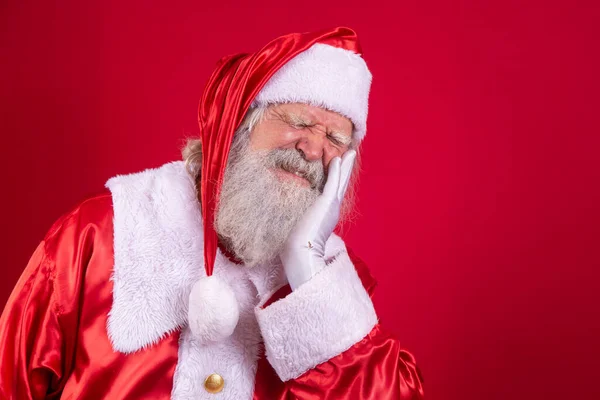 Weihnachtsmann Mit Schmerzverzerrtem Gesichtsausdruck Wegen Zahnschmerzen Oder Zahnkrankheiten Zahnarztkonzept — Stockfoto
