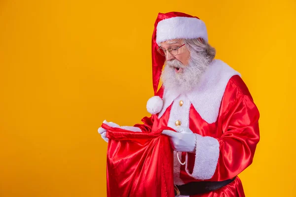 Zvědavý Skutečný Santa Dívá Dárkové Tašky — Stock fotografie