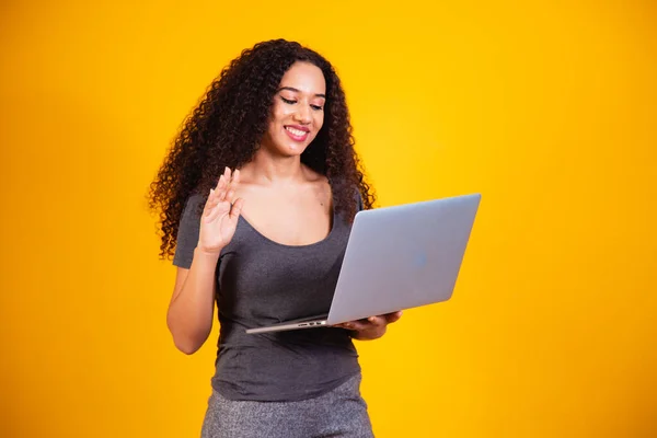 Afstand Portret Van Opgewonden Jonge Afro Vrouw Met Laptop Computer — Stockfoto