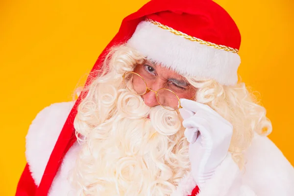 Nahaufnahme Des Weihnachtsmannes Der Die Kamera Blickt — Stockfoto