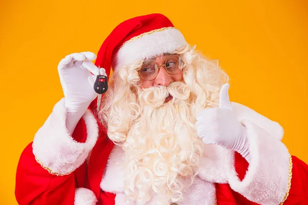 Kerstman Draagt Autosleutels Een Speciale Promotie Aan Het Einde Van — Stockfoto