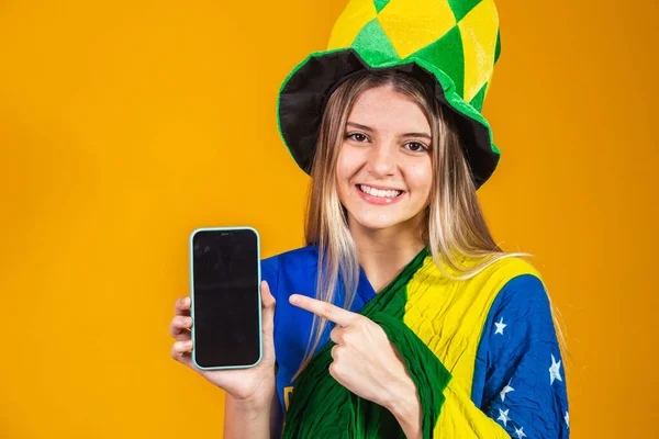 Βραζιλιάνος Ανεμιστήρας Κρατώντας Ένα Smartphone Χώρο Αντίγραφο — Φωτογραφία Αρχείου
