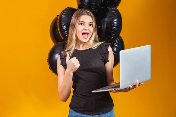 Χαμογελώντας Χαρούμενα Αστεία Νεαρή Μελαχρινή Γυναίκα Χρησιμοποιώντας Φορητό Υπολογιστή Φωτεινό — Φωτογραφία Αρχείου