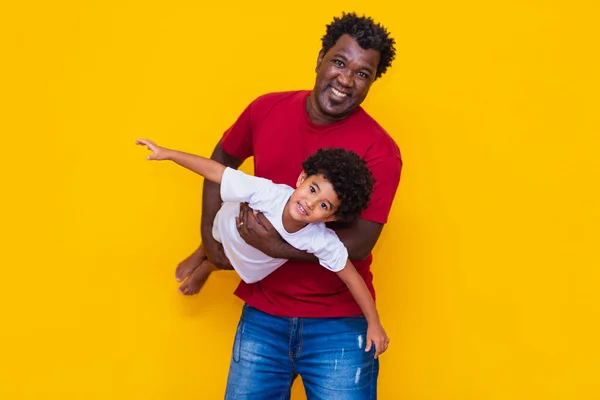 Vater Und Sohn Auf Gelbem Hintergrund Lächeln Und Spielen Vatertagskonzept — Stockfoto