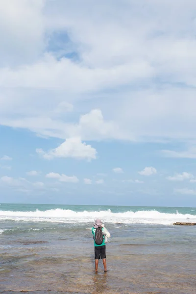 Człowiek Łowiący Kijem Morzu — Zdjęcie stockowe