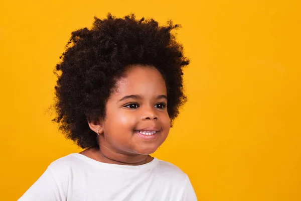 Κοντινό Πλάνο Του Χαρούμενου Μικρού Μαύρου Κοριτσιού Που Χαμογελά Χώρο — Φωτογραφία Αρχείου