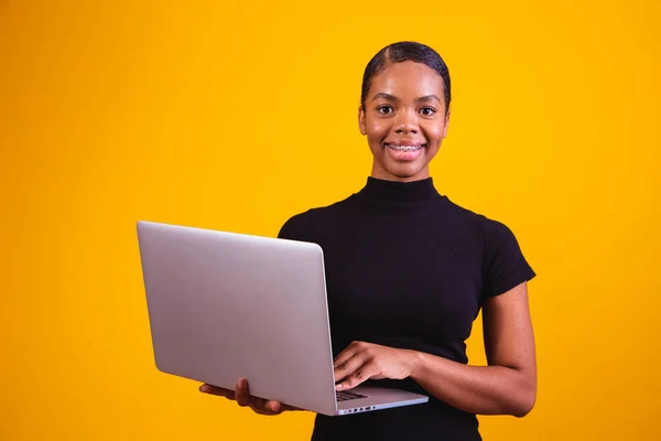 Afro Mujer Negocios Que Trabaja Línea Con Ordenador Portátil —  Fotos de Stock