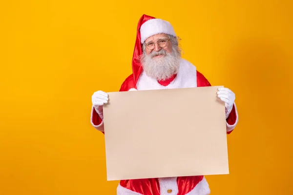 Glad Jultomten Håller Tom Styrelse Isolerad Gul Bakgrund Med Kopia — Stockfoto