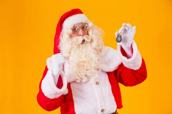 Santa Claus Niesie Kluczyki Samochodu Specjalnej Promocji Koniec Roku — Zdjęcie stockowe