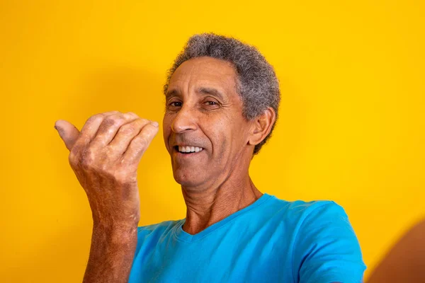Starszy Mężczyzna Robi Selfie Dzwoni Ręką Chodź — Zdjęcie stockowe