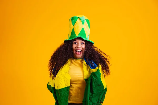 Afro Niña Animando Selección Brasileña Favorita Sosteniendo Bandera Nacional Fondo — Foto de Stock