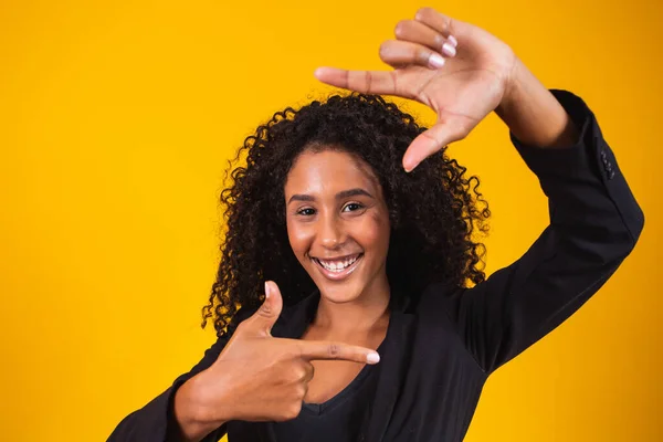 Chica Afroamericana Joven Con Ropa Ejecutiva Sonriendo Haciendo Marco Fotográfico — Foto de Stock