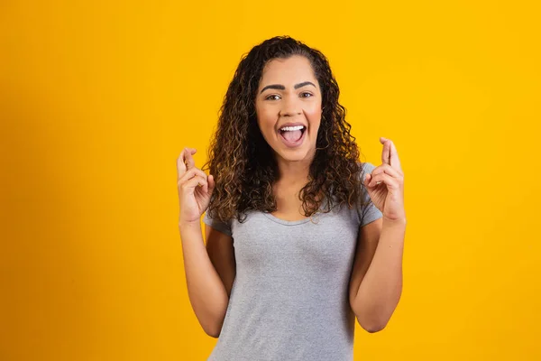Afro Saçlı Afro Amerikalı Kadın Parmaklarını Çapraz Yapıp Umutla Gülümsüyor — Stok fotoğraf