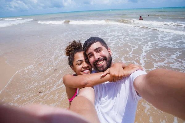 Mladý Milující Pár Drží Jeden Druhého Pláži Dělat Selfie — Stock fotografie