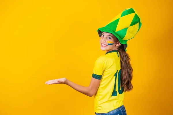 Kis Brazil Rajongó Lány Háttal Sárga Háttér Brazil Ing — Stock Fotó