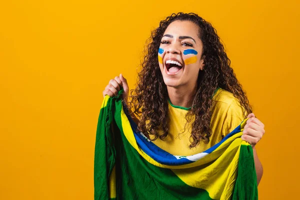 Афро Девушка Болеет Любимую Бразильскую Команду Держа Национальный Флаг Желтом — стоковое фото