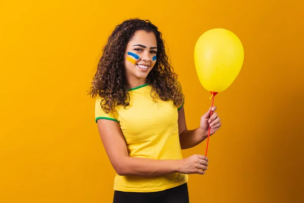 Brasilianischer Fan Hält Einen Gelben Luftballon Mit Freiem Platz Für — Stockfoto