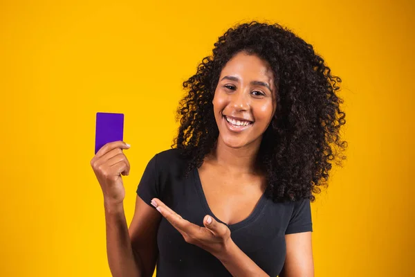 Mano Una Joven Sostiene Maqueta Tarjeta Púrpura Mujer Con Tarjeta —  Fotos de Stock