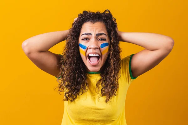 ブラジルのファンは黄色の背景でゲームに興奮し 緊張しています — ストック写真