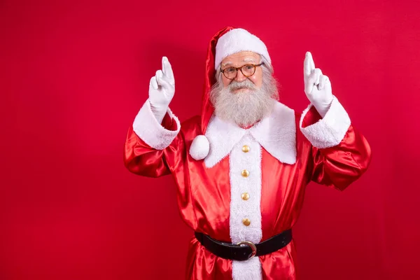 Портрет Мрійливого Літнього Чоловіка Костюмі Санта Клауса Перетинає Пальці Робить — стокове фото