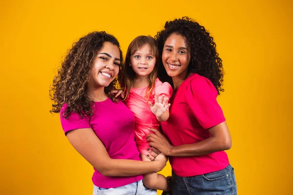 Feliz Lesbiana Pareja Con Poco Adoptado Chica Color Fondo — Foto de Stock