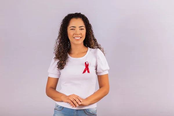 Kırmızı Hiv Önleme Farkındalığı Olan Genç Bir Kadın — Stok fotoğraf