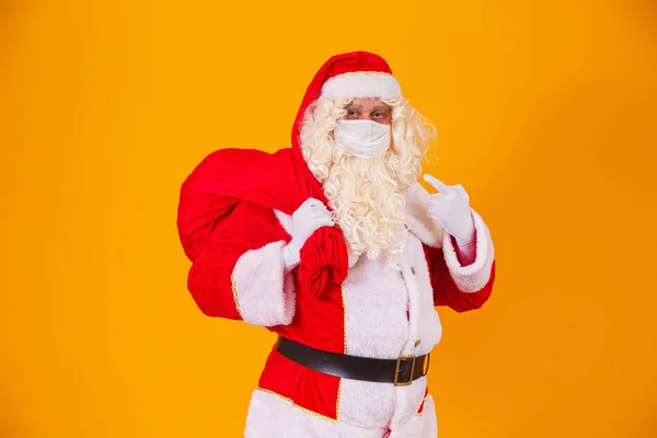 Echter Weihnachtsmann Auf Gelbem Grund Mit Schutzmaske Vor Dem Begehrten — Stockfoto