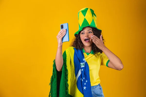 Υποστηρικτής Βραζιλίας Βραζιλιάνα Οπαδός Γιορτάζει Στο Ποδόσφαιρο Ποδοσφαιρικός Αγώνας Κίτρινο — Φωτογραφία Αρχείου