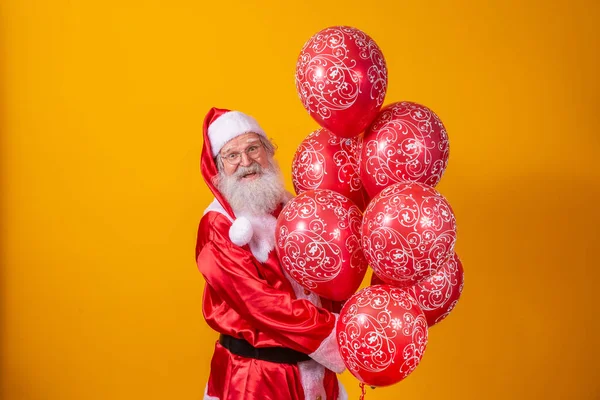 Weihnachtsmann Auf Gelbem Hintergrund Mit Roten Luftballons — Stockfoto