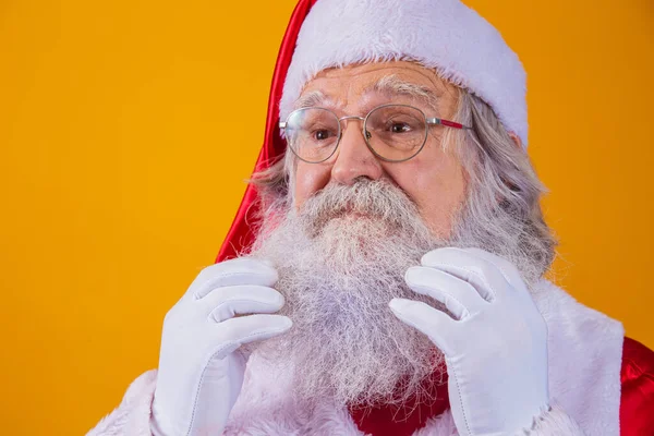 Papá Noel Tocando Larga Barba Blanca —  Fotos de Stock