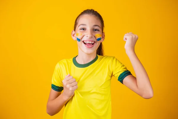 Zwolennik Piłki Nożnej Drużyna Brazylii Piękna Dziewczynka Kibicuje Swojej Drużynie — Zdjęcie stockowe