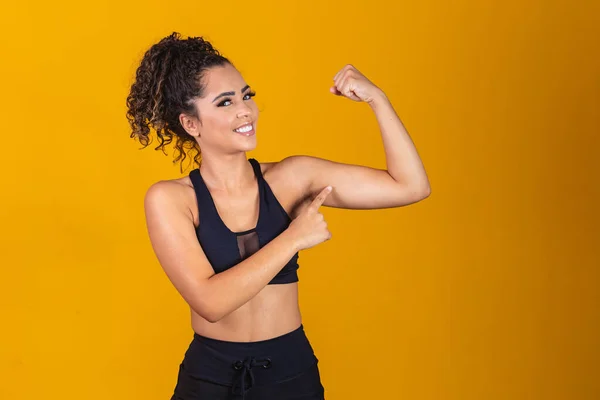 Imagen Una Chica Afroamericana Fuerte Segura Misma Flexionando Sus Bíceps — Foto de Stock