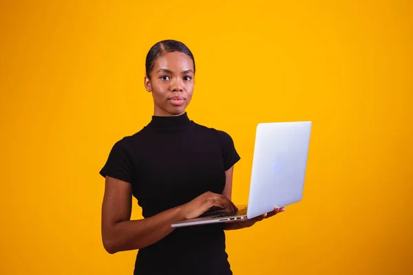 Afro Affärskvinna Arbetar Online Med Bärbar Dator — Stockfoto