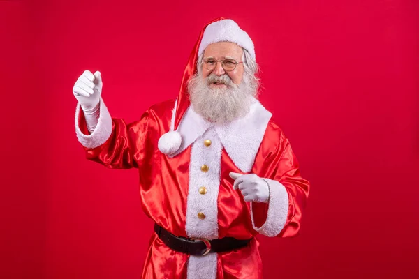 Weihnachtsmann Tanzt Glücklich Auf Rotem Hintergrund — Stockfoto