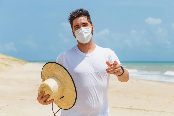 Primer Plano Joven Playa Con Una Máscara Para Protegerse Durante — Foto de Stock