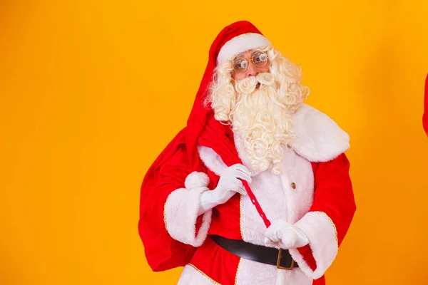 Der Weihnachtsmann Mit Einer Riesigen Tüte Der Eile Weihnachtsgeschenke Auszuliefern — Stockfoto
