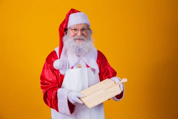 Άγιος Βασίλης Ντυμένος Ποδιά Κρατώντας Άδειο Πίνακα Κρέατος Κίτρινο Φόντο — Φωτογραφία Αρχείου